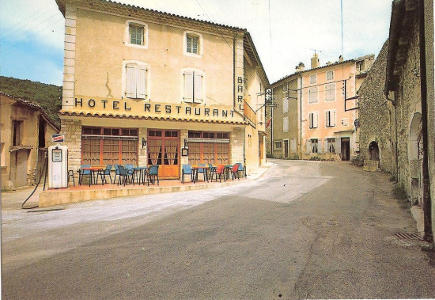 Carte postale La Paillette avec pompe à essence